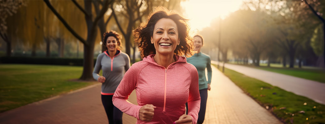 Drei junge Frauen beim Joggen im Park
