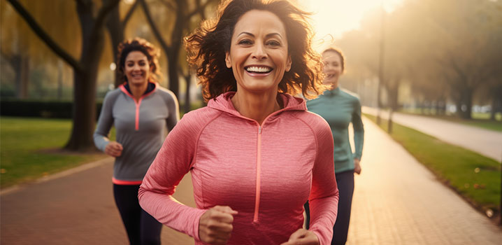 Drei junge Frauen beim Joggen im Park